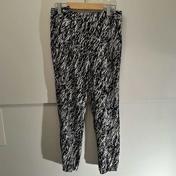 Pants zebra style color white and black tight in the ankle size 2 from dynamite - Picture 1 of 5